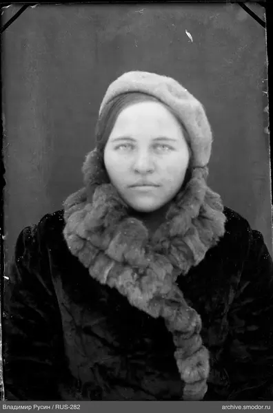 Портрет женщины в меховом пальто и шапке