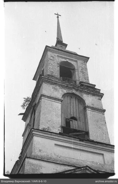 Каменная колокольня с шатровой крышей