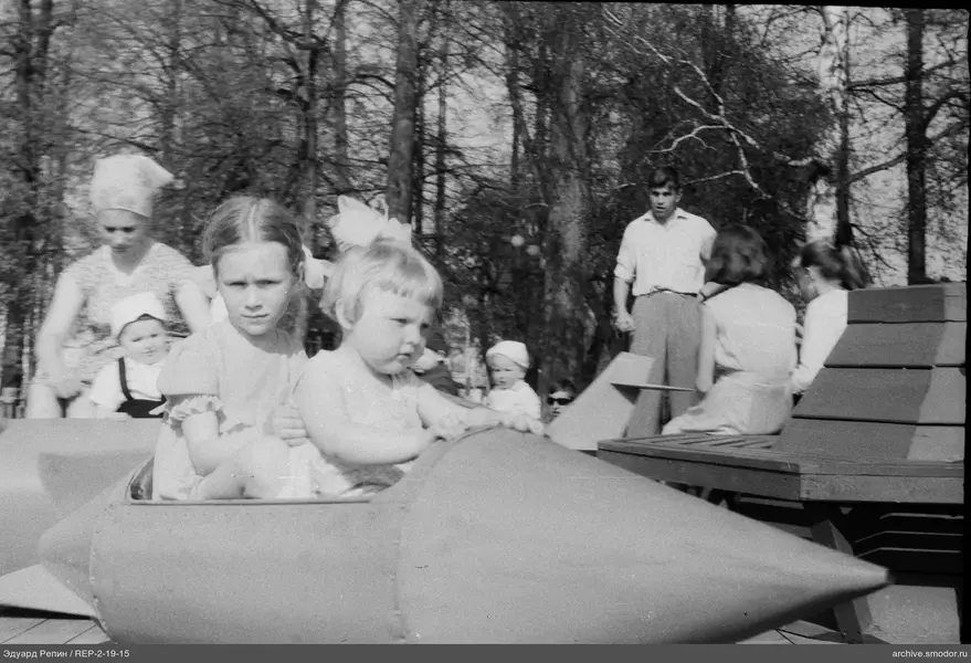Zwei Mädchen in einem Flugzeug-Kinderfahrgeschäft
