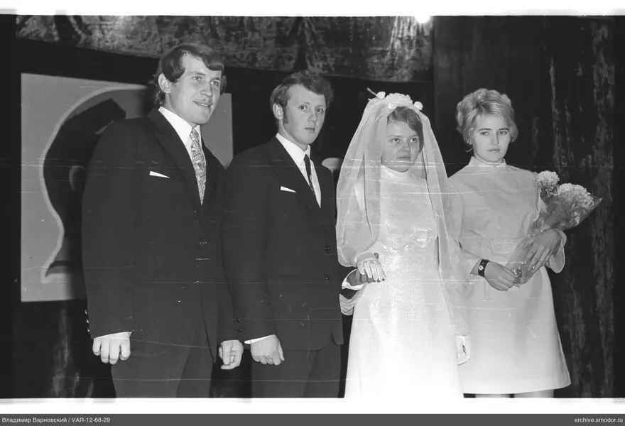 Gruppenporträt mit einer Frau im Hochzeitskleid