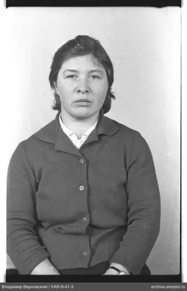 Porträt einer Frau in einem Cardigan