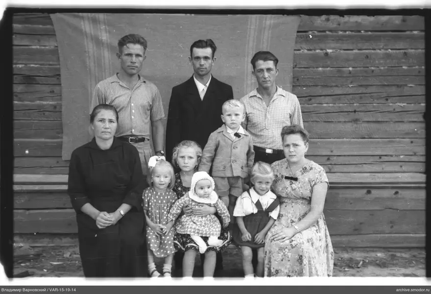 Групповой портрет с мужчинами, женщинами и детьми