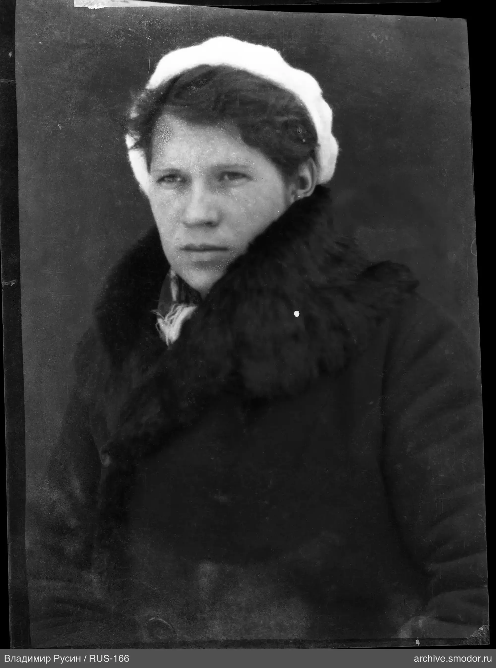 Портрет женщины в шапке и пальто