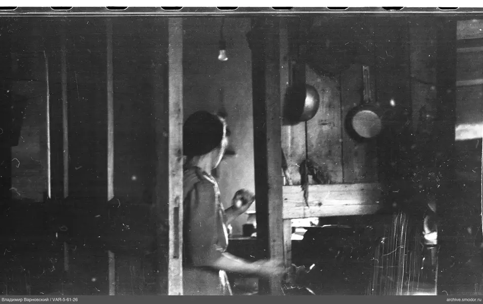 Frau in Kücheninterieur