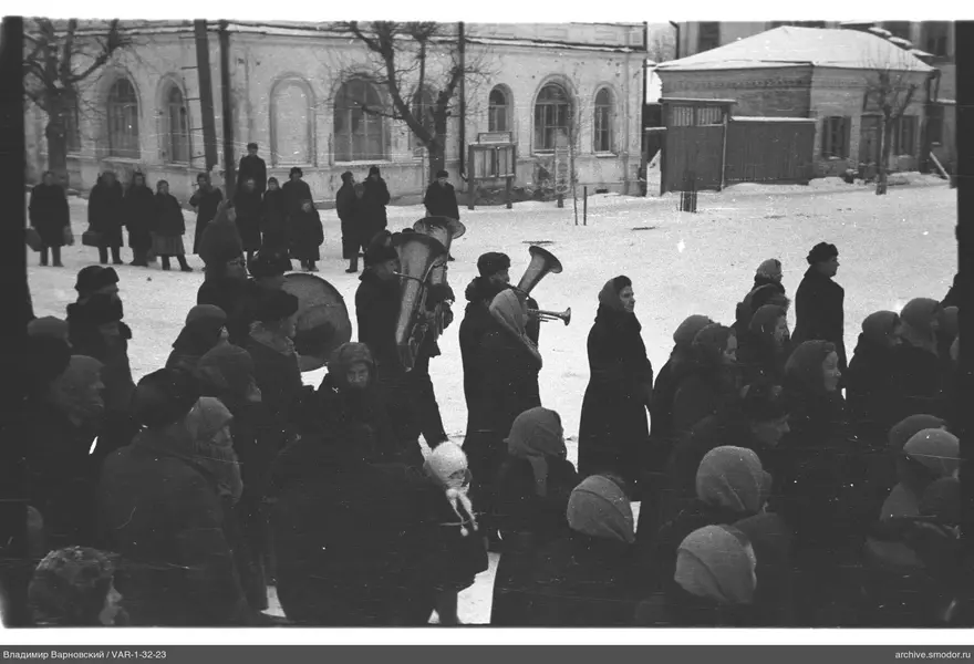 Группа людей и музыканты на улице зимой