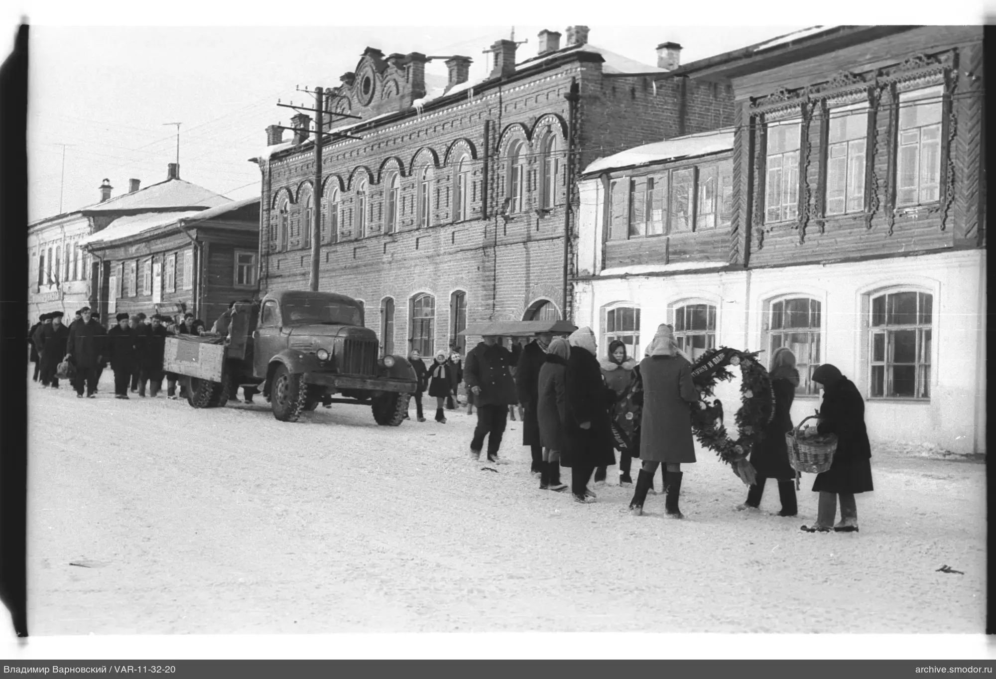 Группа людей на заснеженной улице