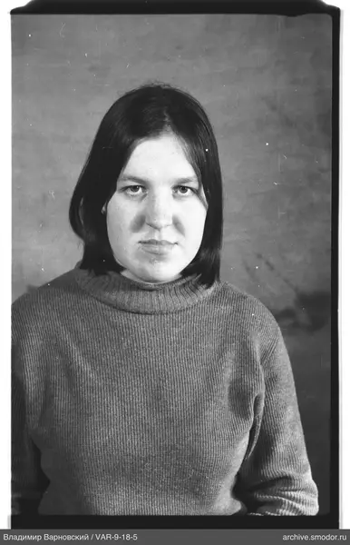 Porträt einer Frau in dunklem Pullover
