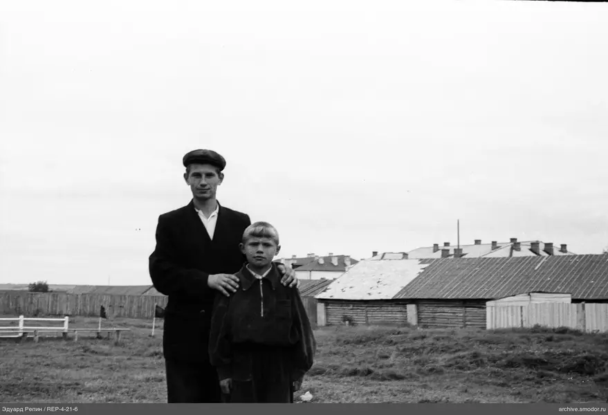 Мужчина и мальчик на улице