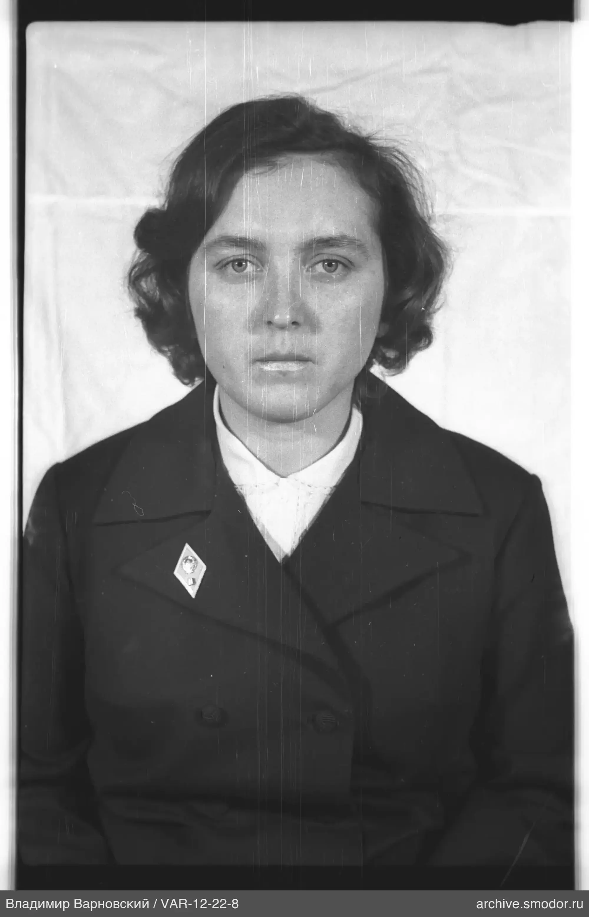 Портрет женщины с значком