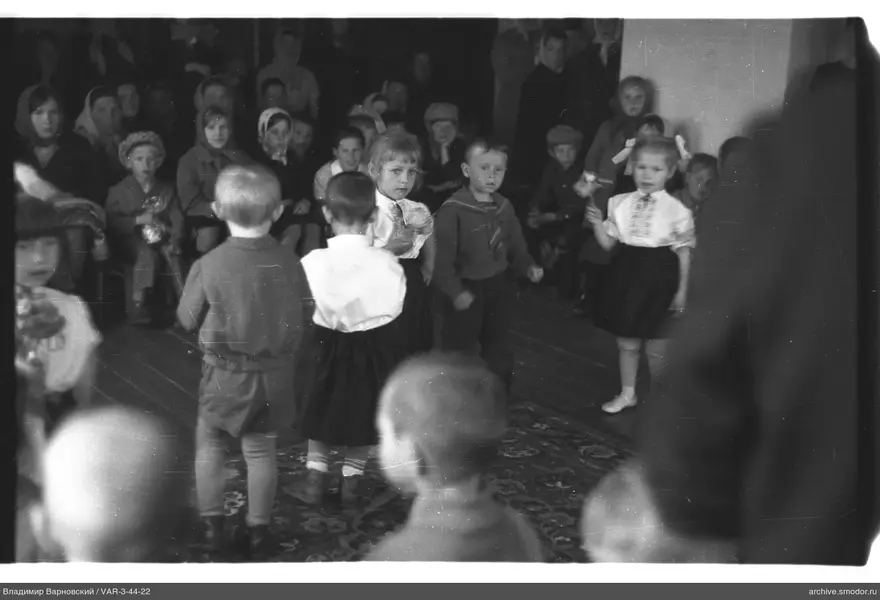 Kinder auf dem Teppich während der Veranstaltung