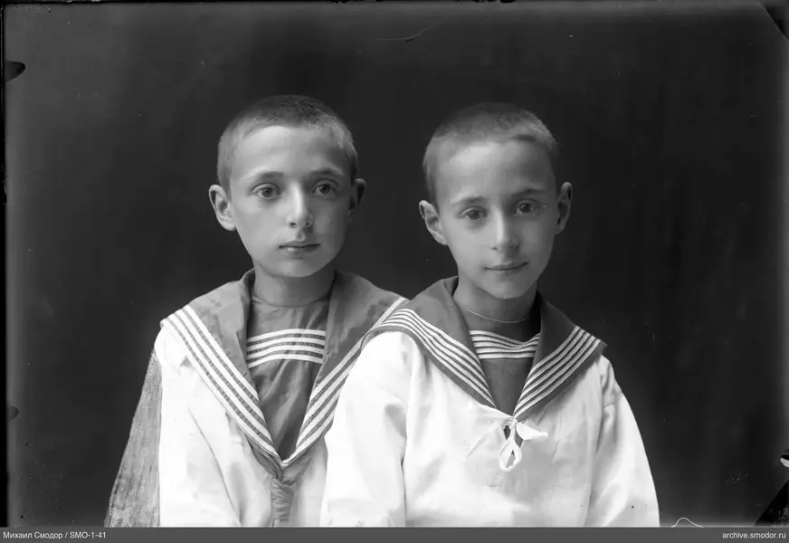 Два мальчика в морских костюмах