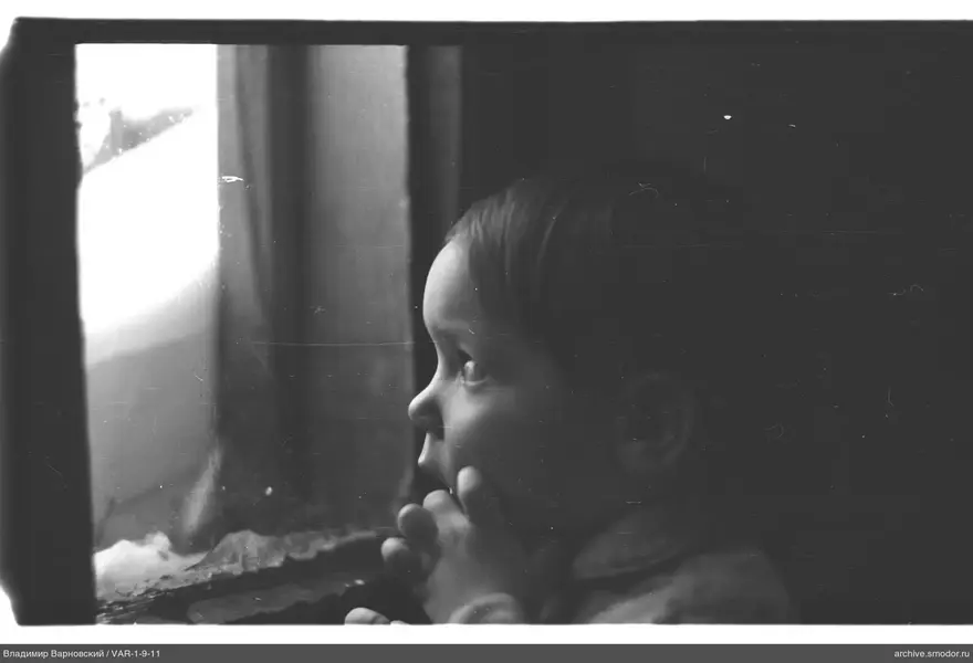 Kind im Profil am Fenster