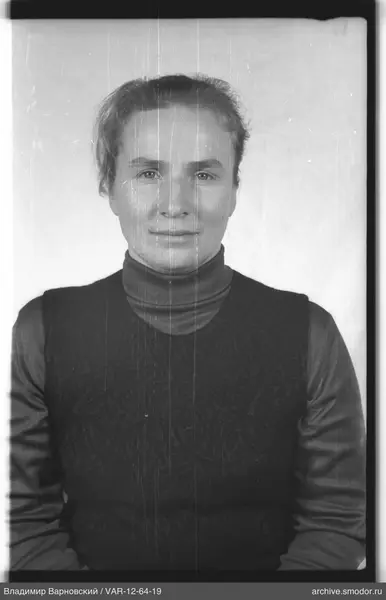 Porträt einer Frau in Weste und Pullover