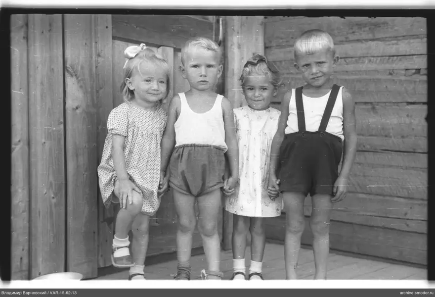 Gruppe von Kindern auf Holzboden