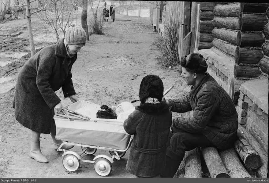 Frau bei Kinderwagen