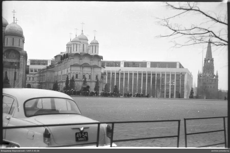 Historisches Gebäude mit Kuppeln und Kanone