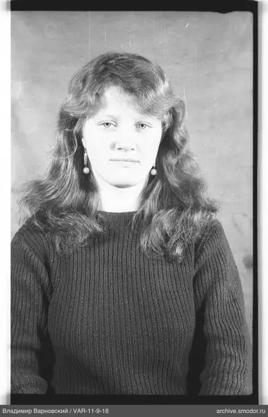 Porträt einer Frau in dunklem Pullover