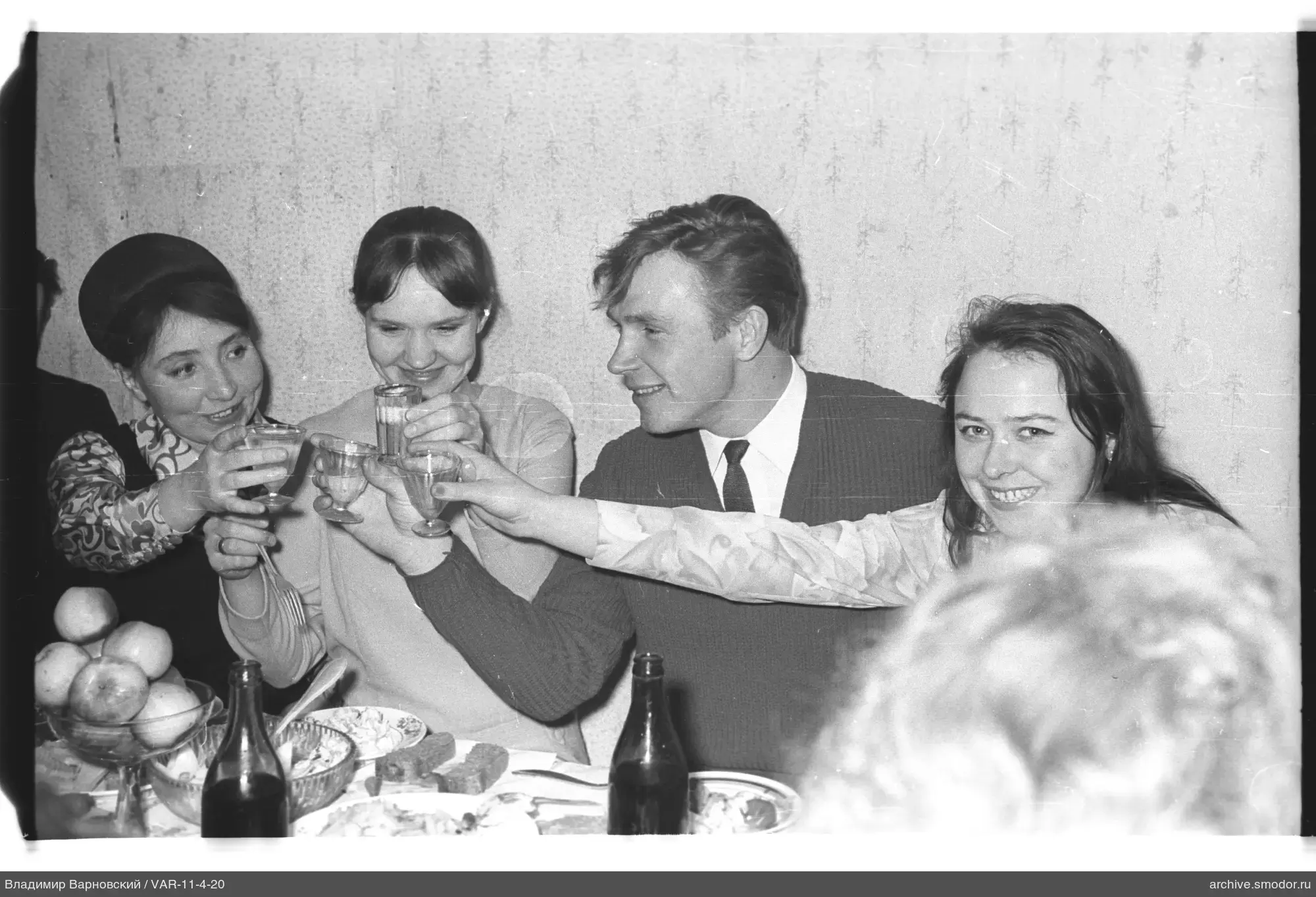Gruppenporträt am Tisch