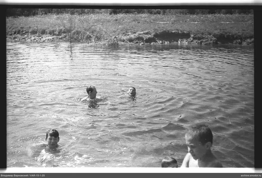 Jungen im Wasser am Ufer