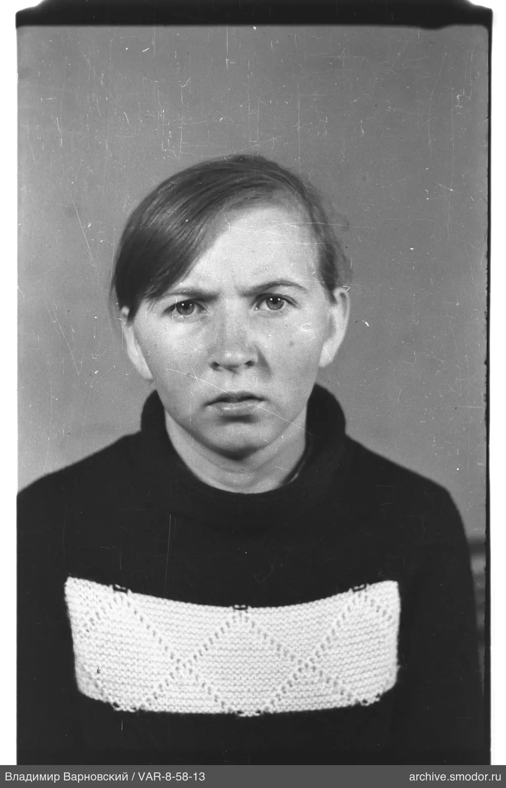Porträt einer Frau im dunklen Pullover