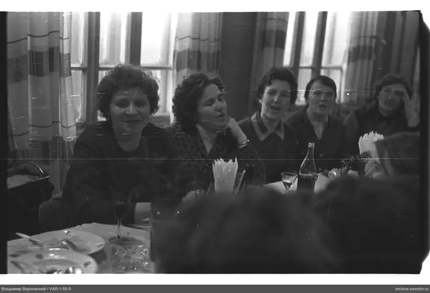 Gruppenporträt von Frauen am Tisch
