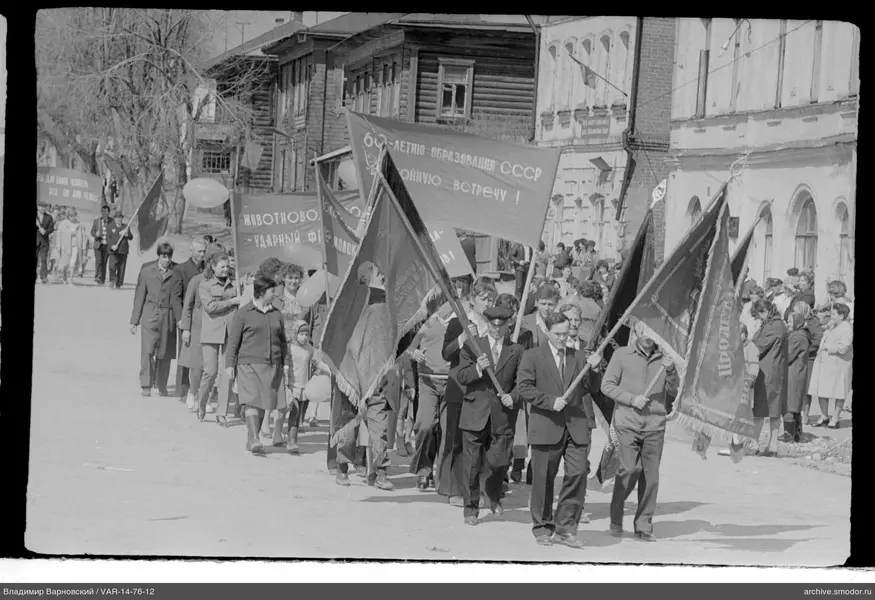 Gruppe mit Fahnen und Transparenten