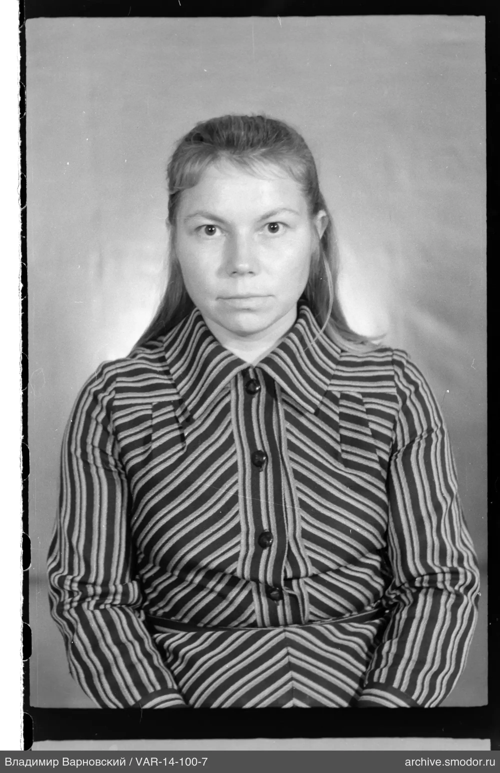 Портрет женщины в полосатой рубашке