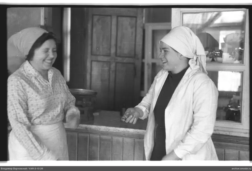 Zwei Frauen in Arbeitskleidung