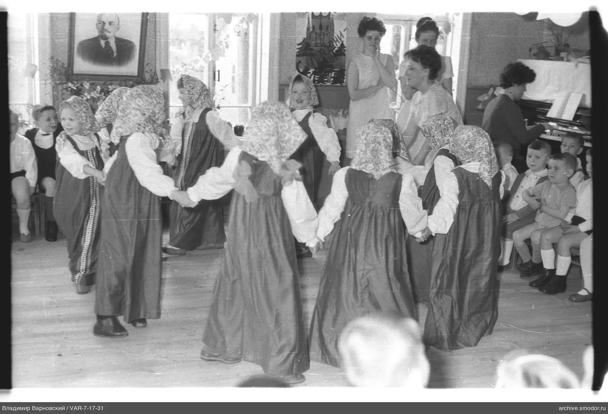 Mädchen im Kreis mit Frauen und Jungen