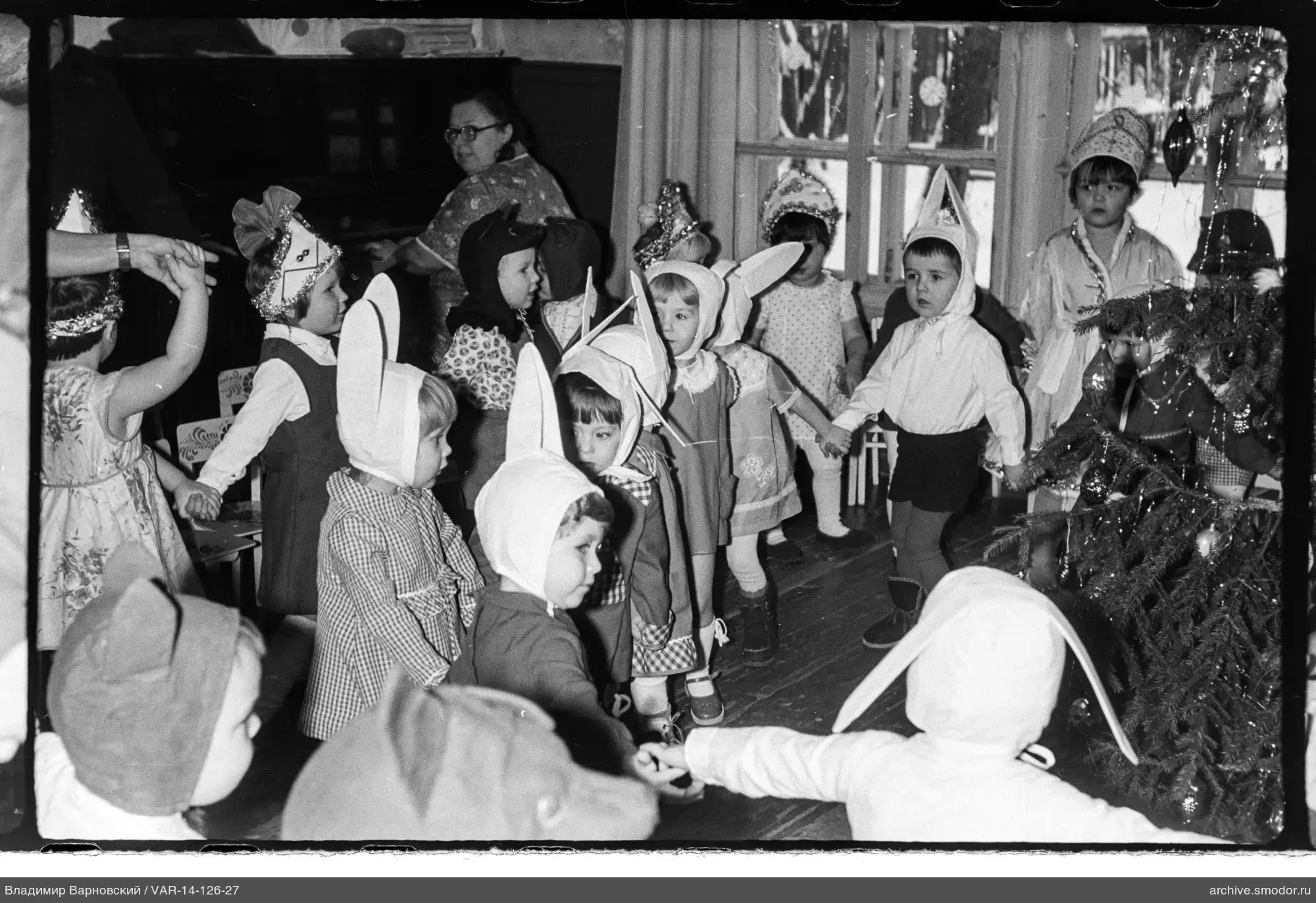 Kinder in Kostümen mit Ohren und Mützen im Kreis