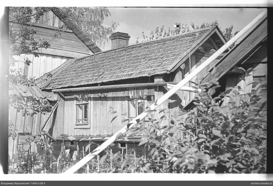 Holzgebäude mit Satteldach