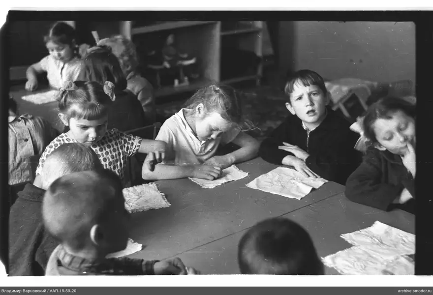 Kinder am Tisch mit Stoffen