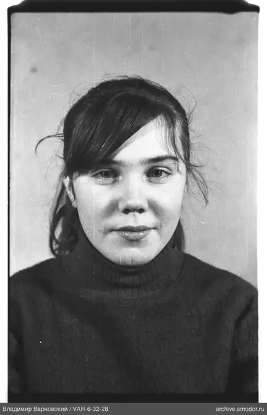Porträt einer Frau im dunklen Pullover