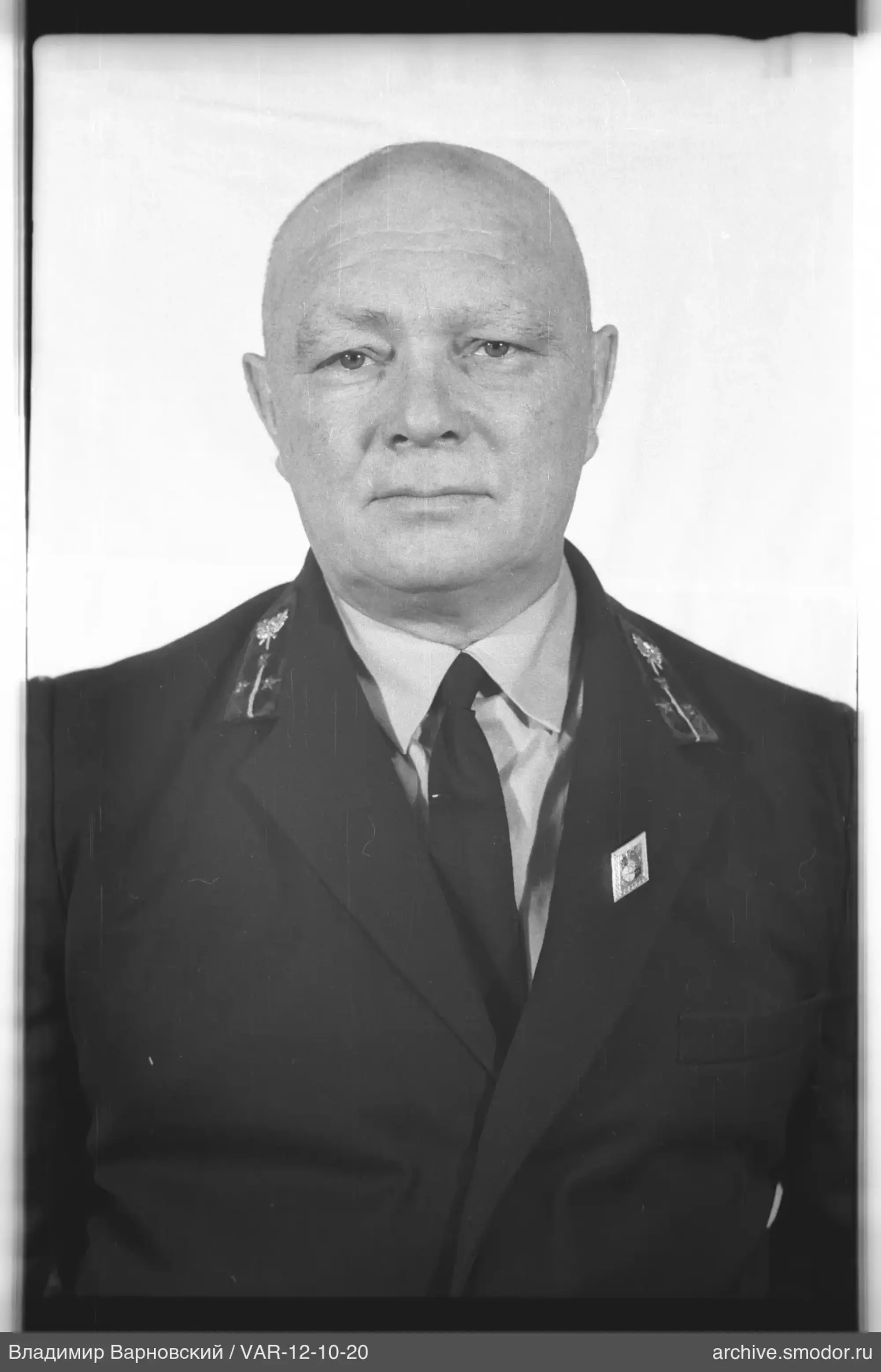 Портрет лысого мужчины в деловом костюме