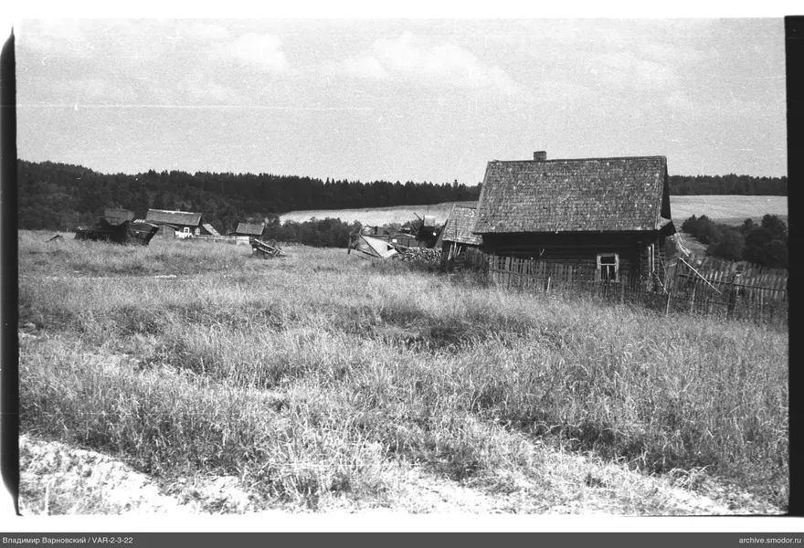 Landschaft mit Holzhaus und Feld
