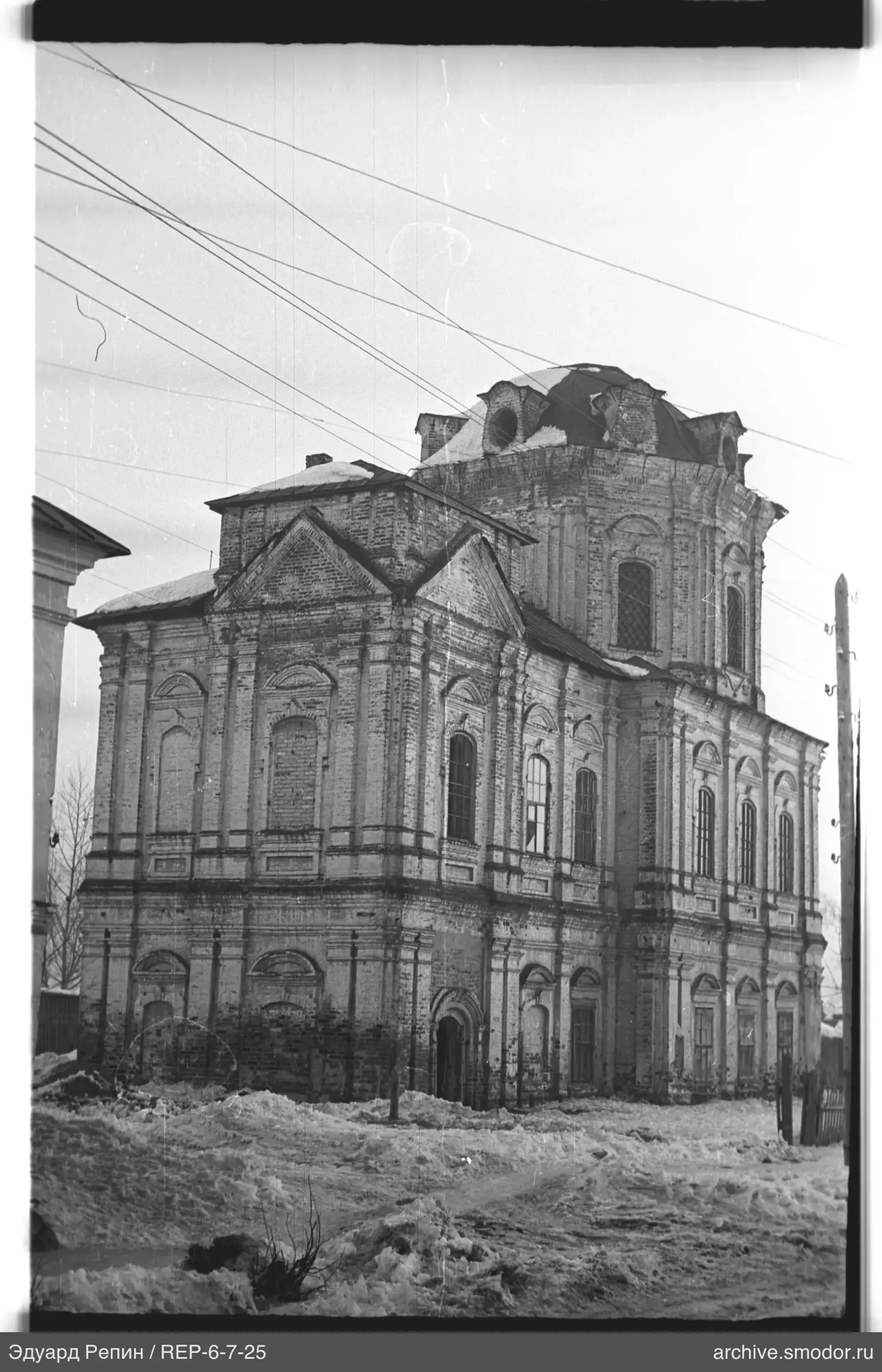 Каменное здание с башней и снегом