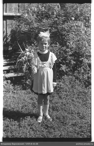 Mädchen mit Blumenstrauß im Gras