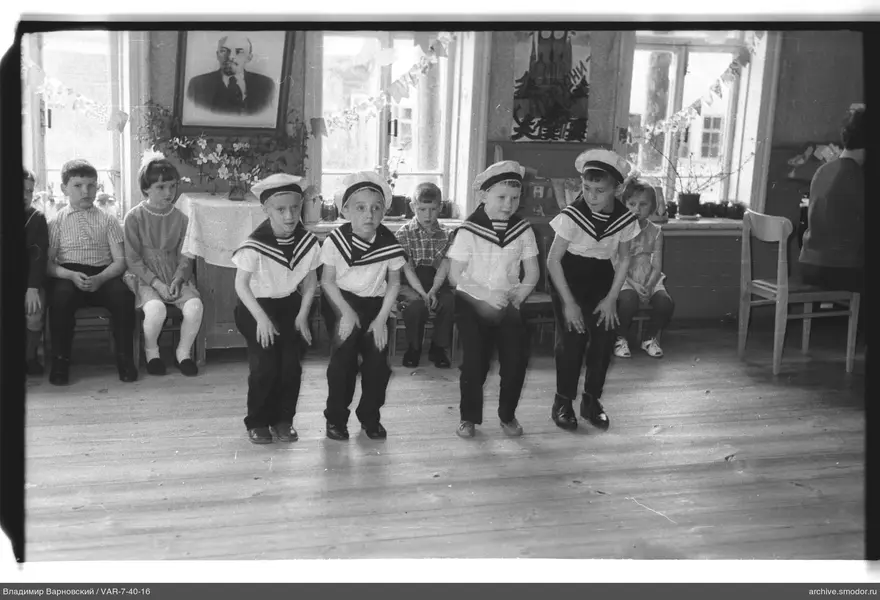 Gruppe von Kindern im Raum