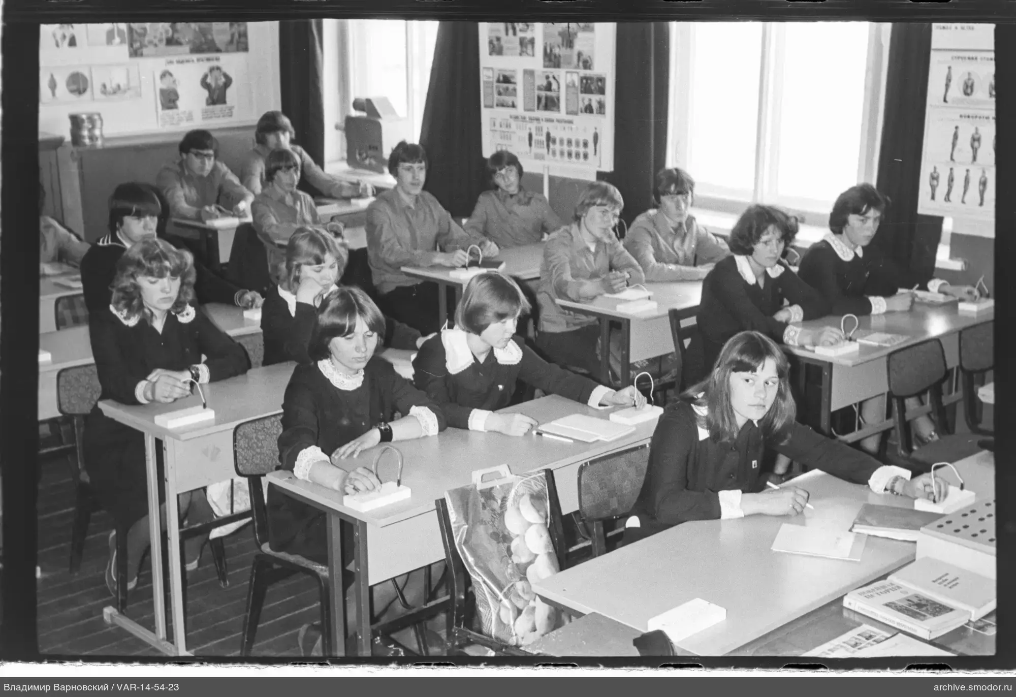 Jugendliche im Klassenzimmer mit Lehrmaterialien