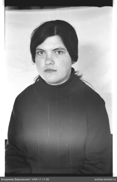 Porträt einer Frau mit dunklem Pullover