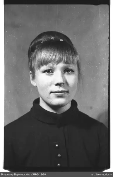 Porträt einer Frau in dunklem Kleid
