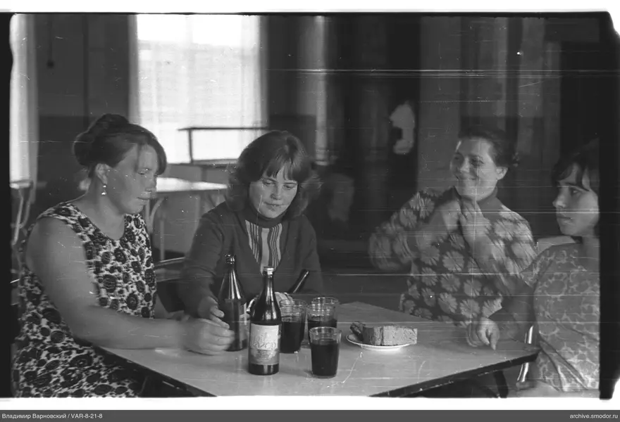 Frauen am Tisch mit Kwas und Brot