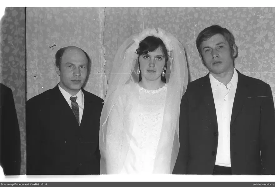 Gruppenporträt mit Frau im weißen Kleid