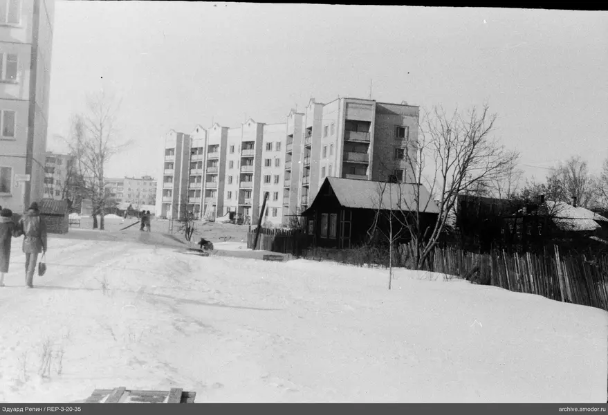 Дорога и жилые дома в зимний день