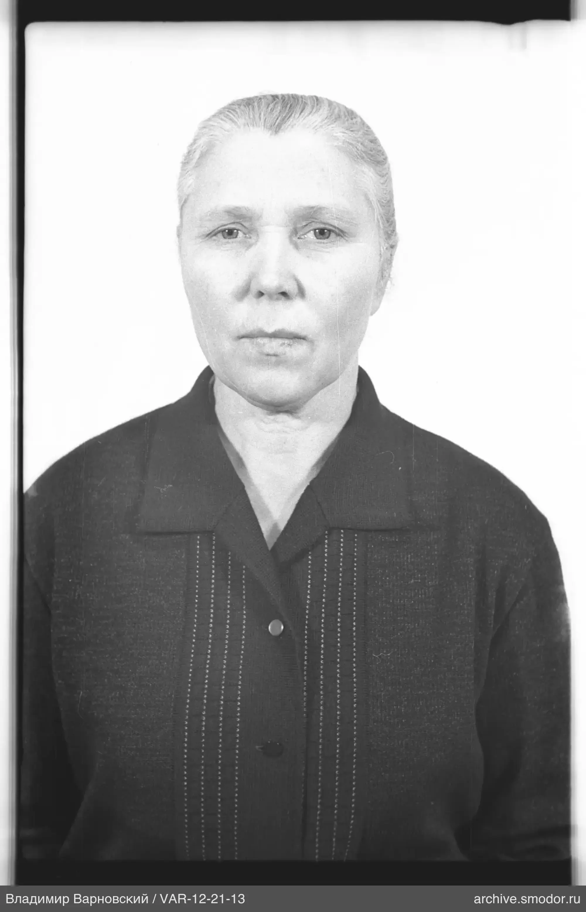 Porträt einer Frau vor hellem Hintergrund