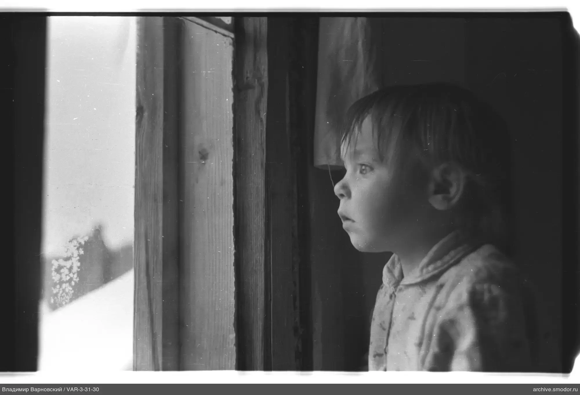 Kind im Profil am Fenster