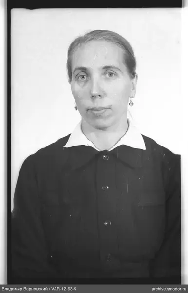 Porträt einer Frau in dunklem Kleid