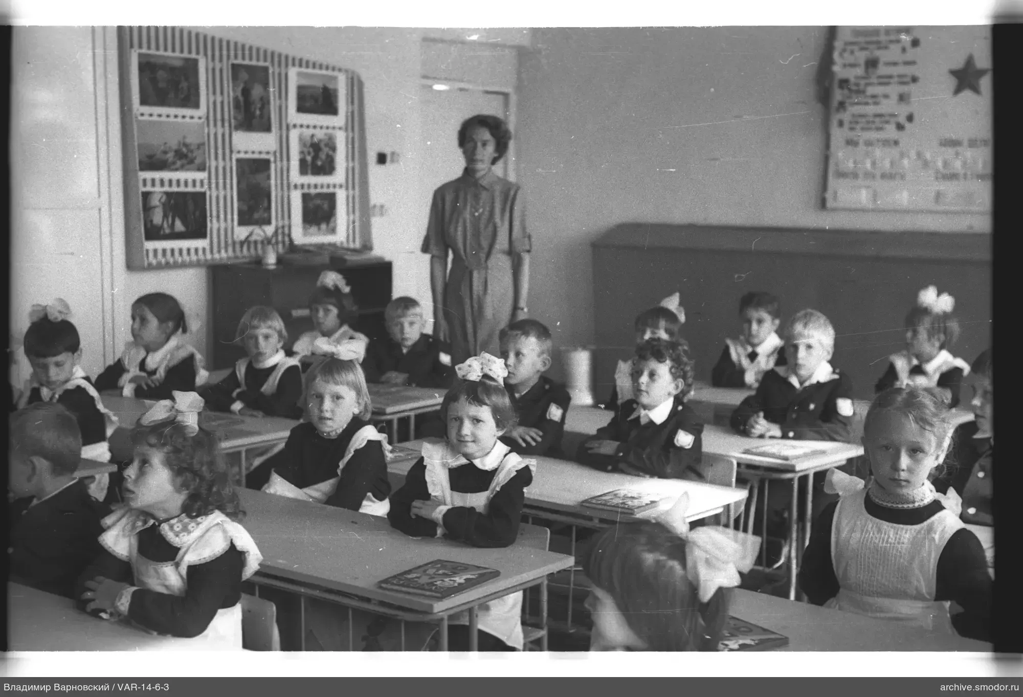 Gruppenporträt im Klassenzimmer
