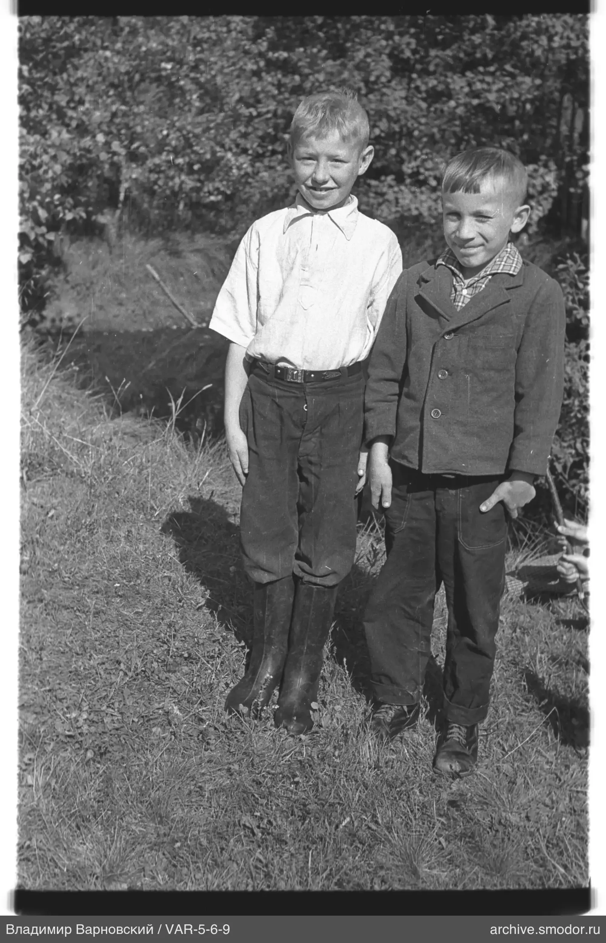 Zwei Jungen auf dem Gras