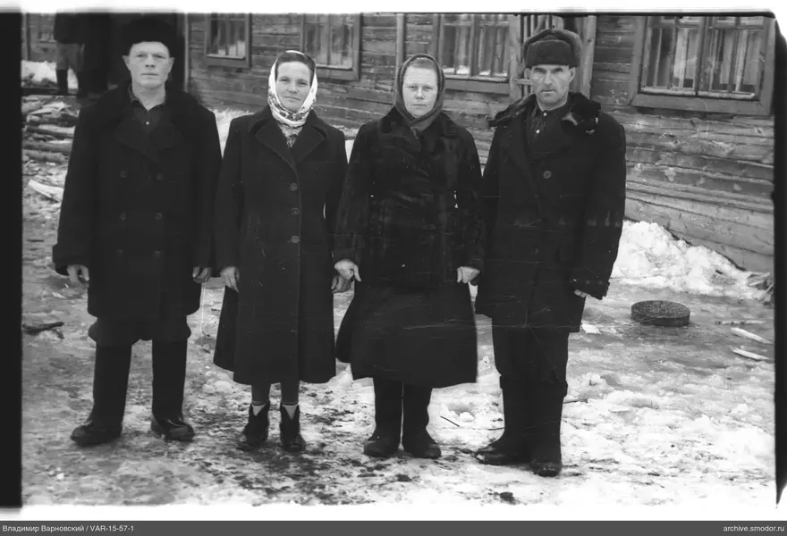 Группа людей на снегу перед домом